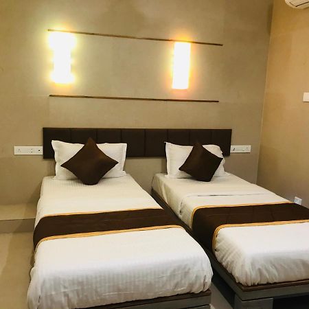 Hotel Blue Berry Gandhinagar Buitenkant foto