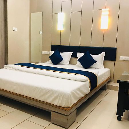 Hotel Blue Berry Gandhinagar Buitenkant foto