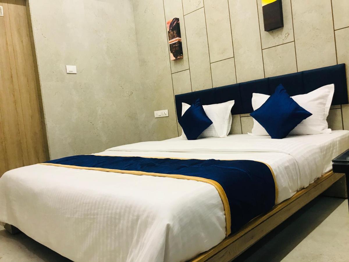 Hotel Blue Berry Gandhinagar Buitenkant foto