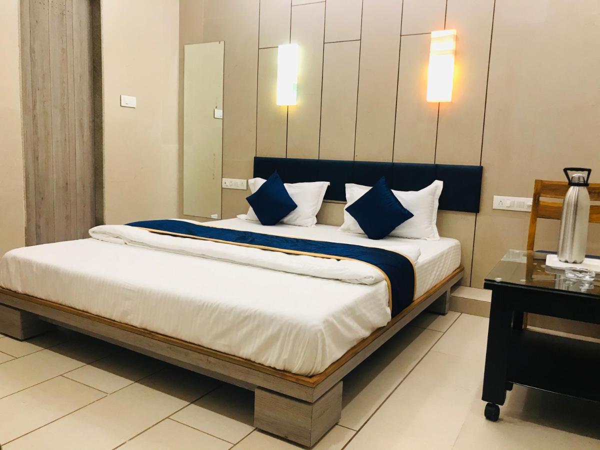 Hotel Blue Berry Gandhinagar Buitenkant foto