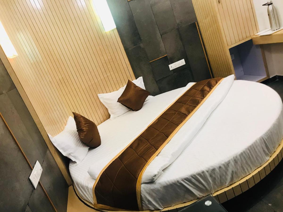 Hotel Blue Berry Gandhinagar Buitenkant foto