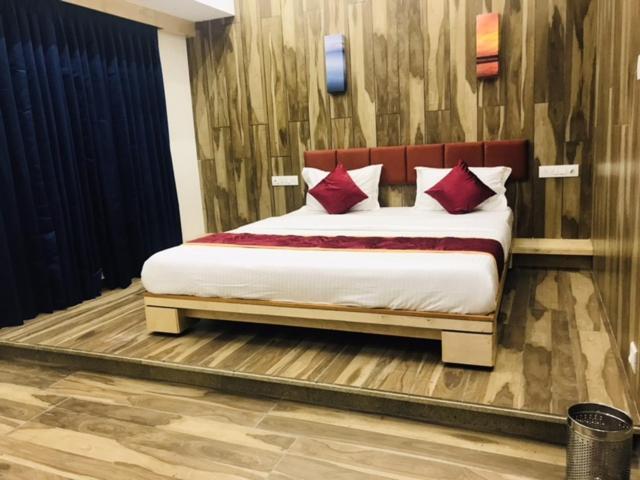 Hotel Blue Berry Gandhinagar Buitenkant foto