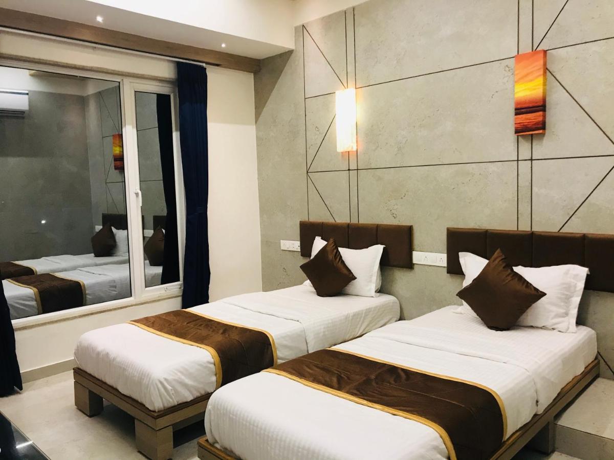 Hotel Blue Berry Gandhinagar Buitenkant foto