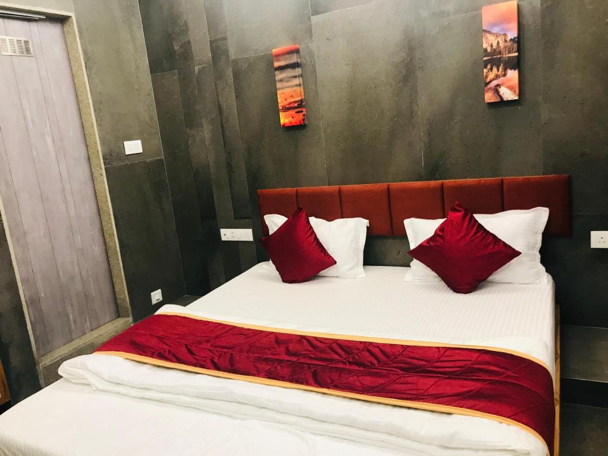 Hotel Blue Berry Gandhinagar Buitenkant foto