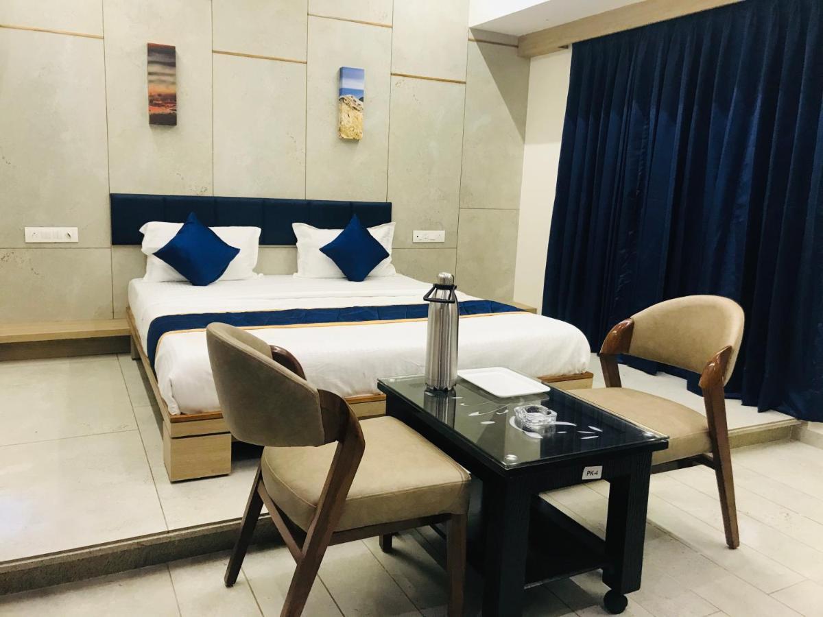 Hotel Blue Berry Gandhinagar Buitenkant foto