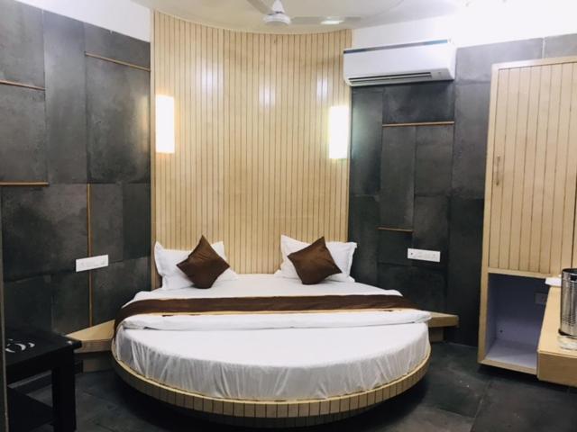 Hotel Blue Berry Gandhinagar Buitenkant foto